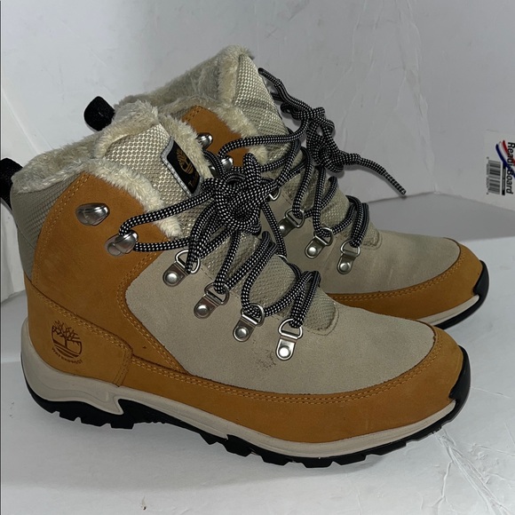 Timberland Shoes - Timberlands size 8 woman, Like New.
